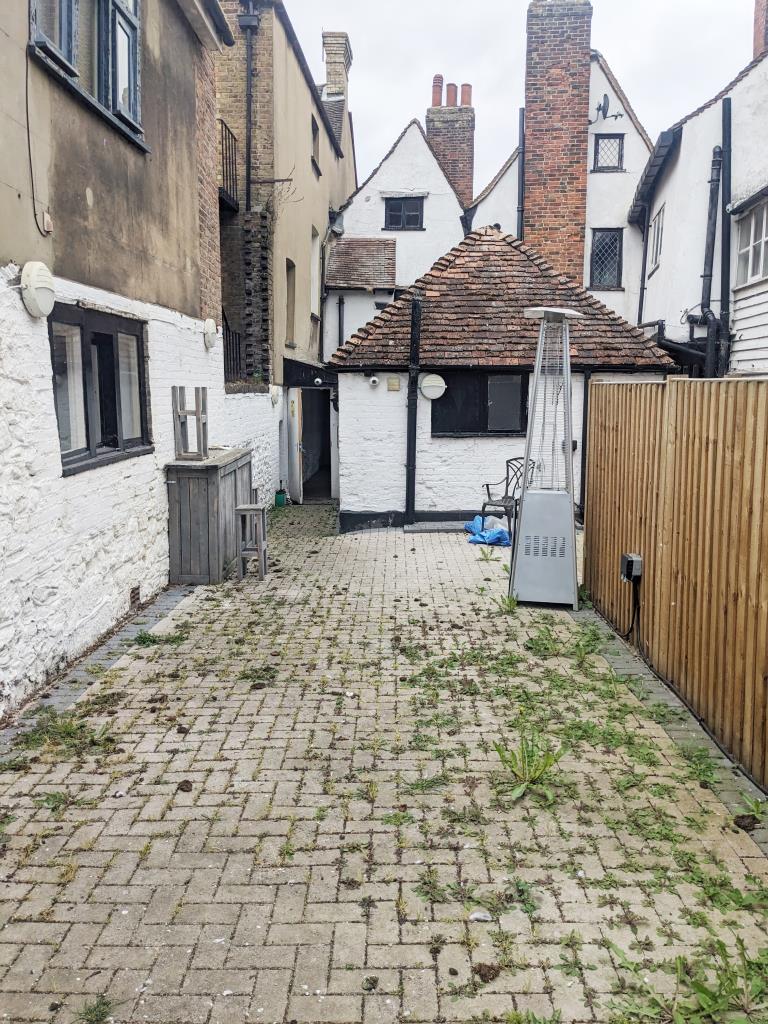 Lot: 73 - VACANT COMMERCIAL UNIT - Garden Area 2
